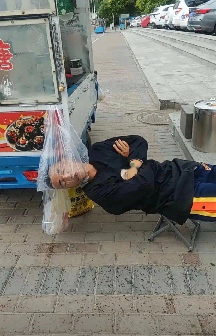 “摆地摊也是要水平的？！”