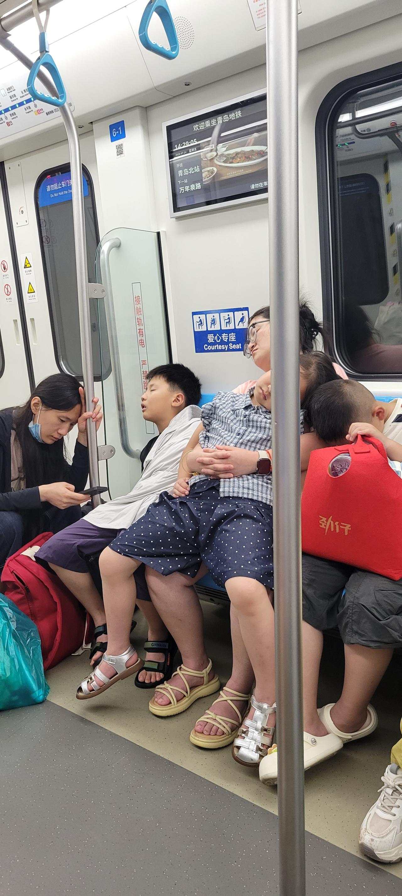 今天中午2:16分，我们在地铁青岛站乘坐地铁3号线前往青岛北站方向，在地铁青岛站