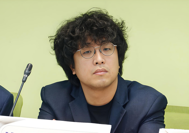 在岛内疯狂作妖的沈伯洋，他家的财富如今以肉眼可见的速度在快速消失。在被立案之前