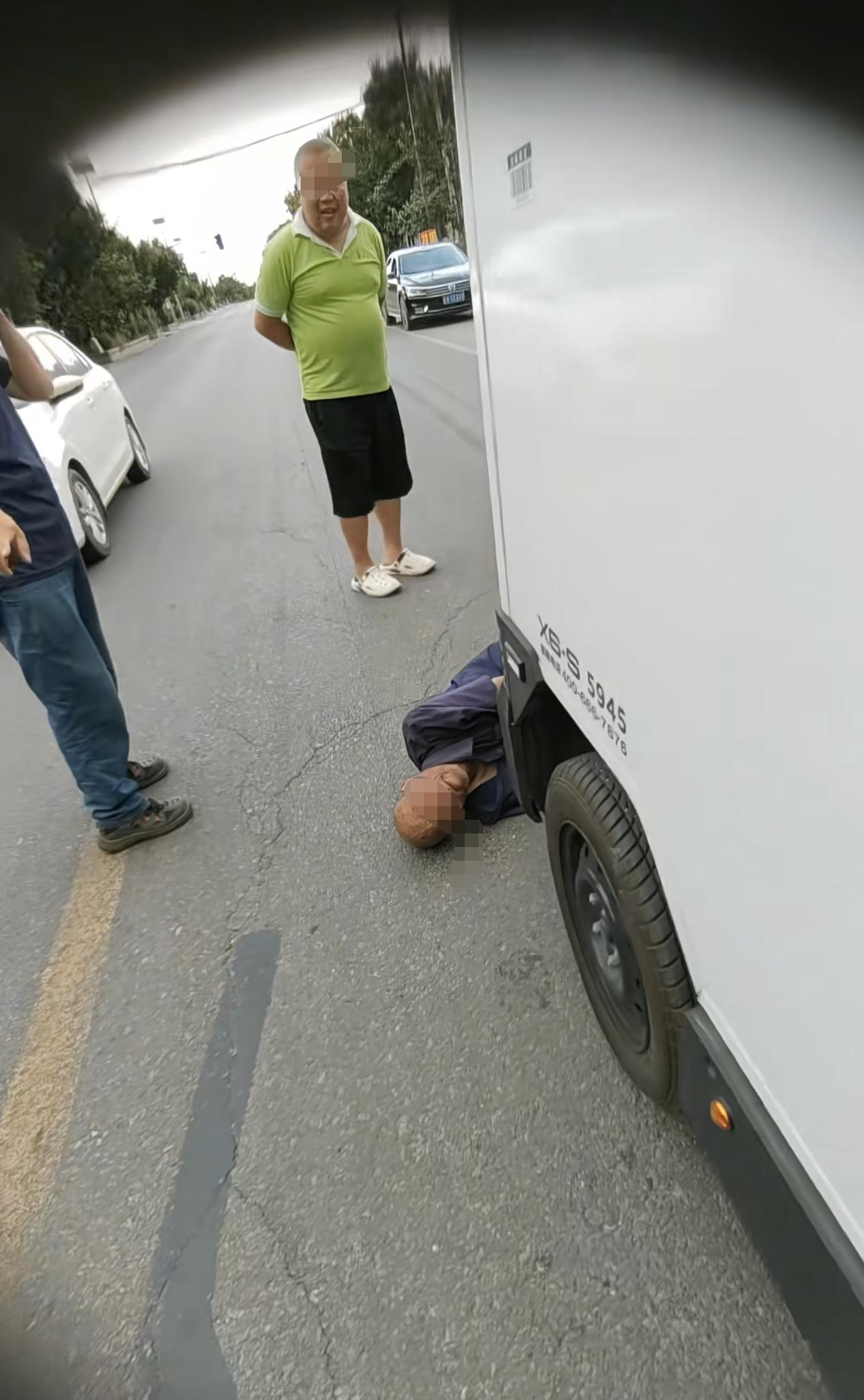 6月3日，陕西。网友发布视频，一大爷躺在一辆无人驾驶快递车前不起来。路人表示，你