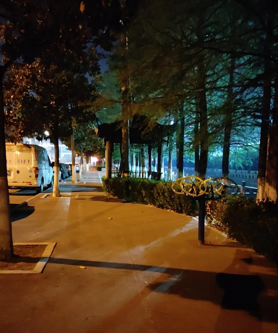儿子晚自习放学回来，状态不错，一边吃东西，一边看手机，还一边跟我们聊天。看样子心