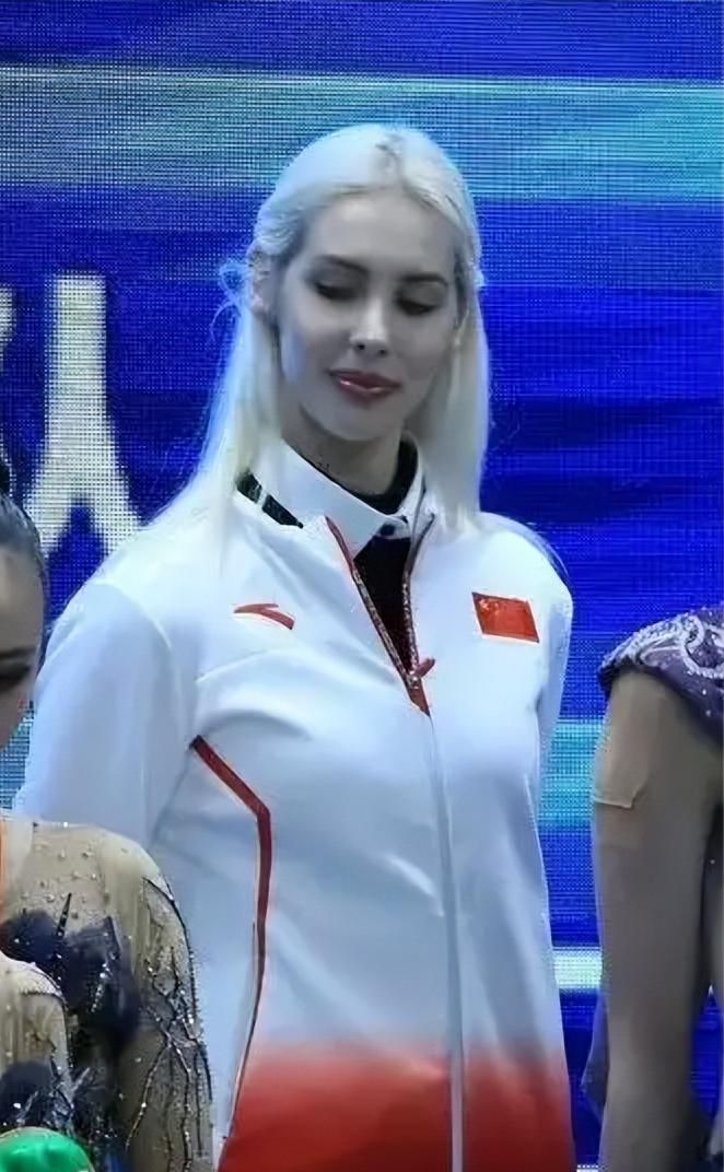 亚运会闭幕式上，中国代表团里一位金发碧眼的美女火出了圈。蓝色队服，灿烂笑容，一张