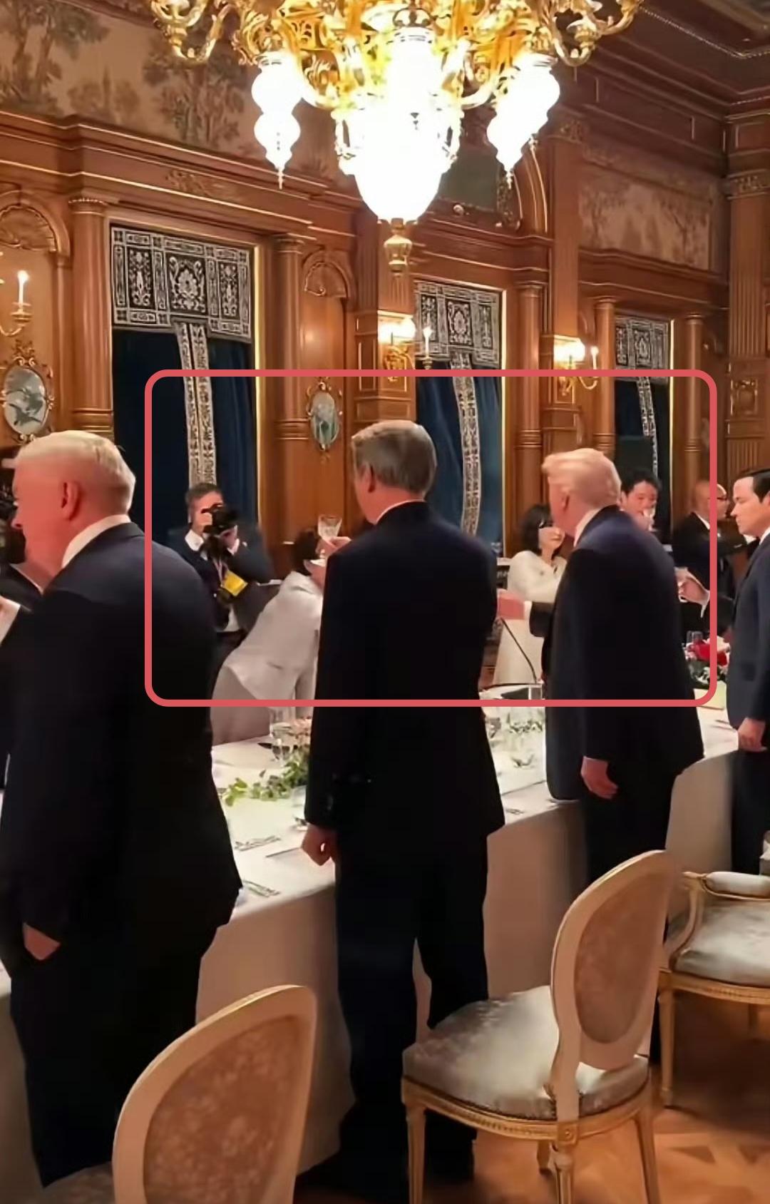 高市早苗在宴会上给特朗普敬酒这一幕实在是太尴尬了,高市早苗想跟特朗普碰杯,两人就