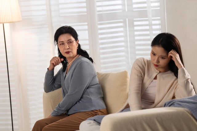 我邻居阿姨，她家儿子结婚不到5月就离婚了，主要是儿子接受不了跟岳父岳母同住。阿姨