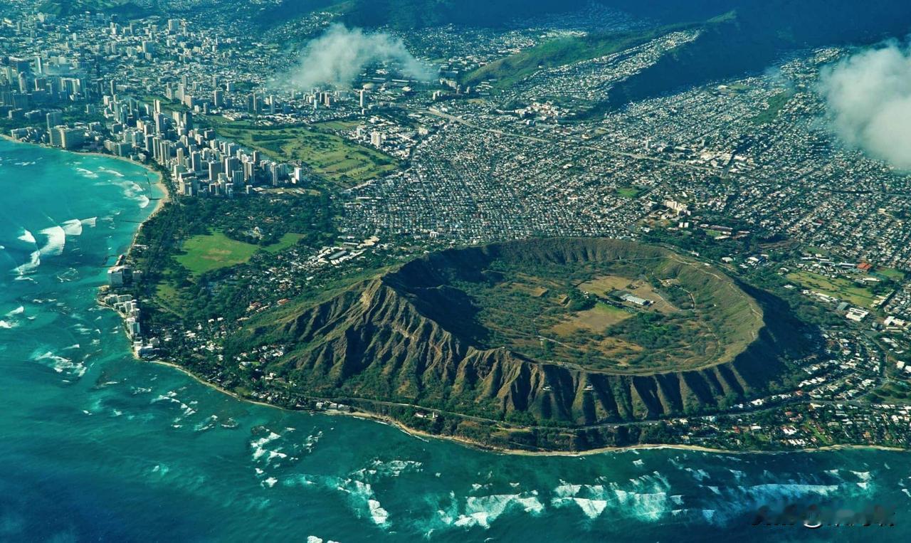这个地标建筑是位于夏威夷瓦胡岛（Oahu）的钻石头山（DiamondHead