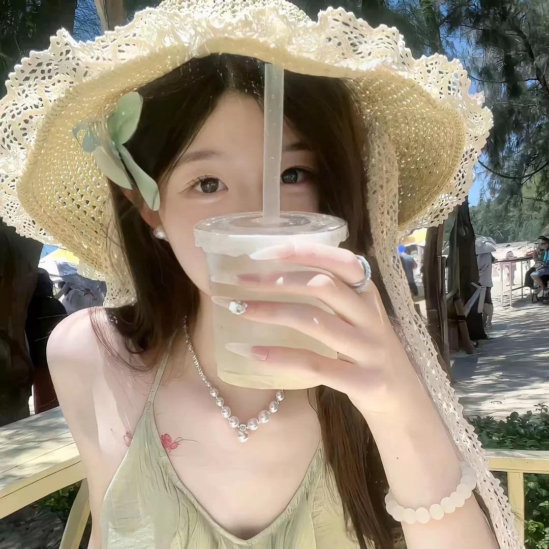 阳光明媚的一天，我享受着冰镇奶茶的清凉🌞🍧甜系下午茶甜系奶茶少女早晨的一