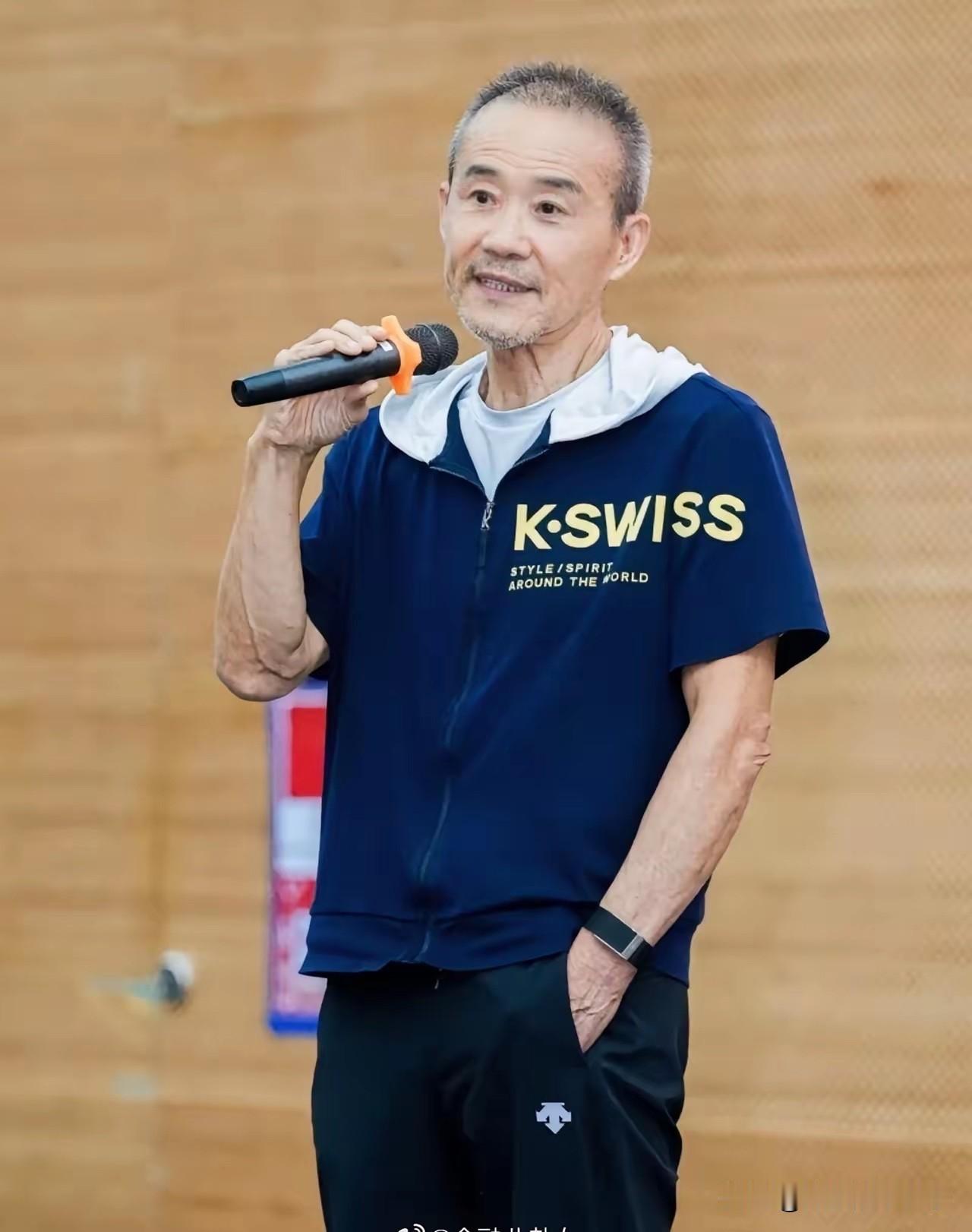 王石老了！最近老爷子参加校友会的画面，王石上台做了一段分享。他眼里有光，但