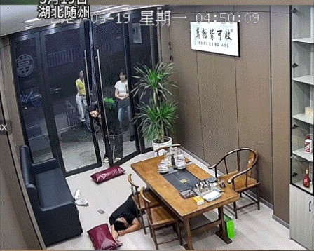 湖北随州，三名女孩深夜经过一家店铺时，发现店里的一名男子横躺在店内地上，期间三人