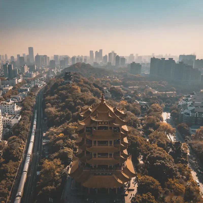 为啥黄鹤楼叫楼，滕王阁叫阁呢？其实楼和阁在古代有不同特点。楼一般指两层以上的房屋