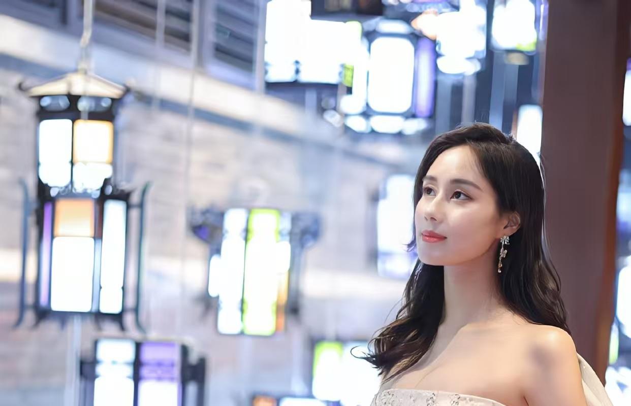 何超欣这辈子最大污点！不是78岁赌王生女，是被全网传生母是利智，绯闻缠身十几年洗