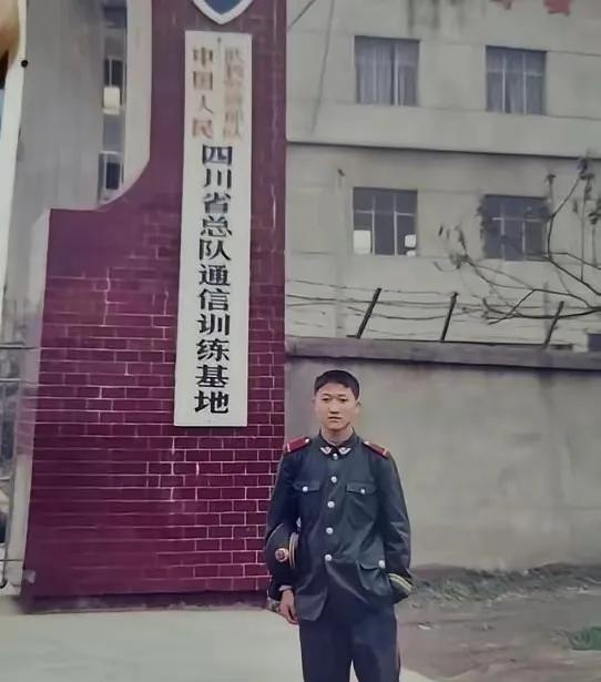 2006年，2名壮汉挟持一名18岁女孩。期间，女孩求助同车的武警战士。危急关头，