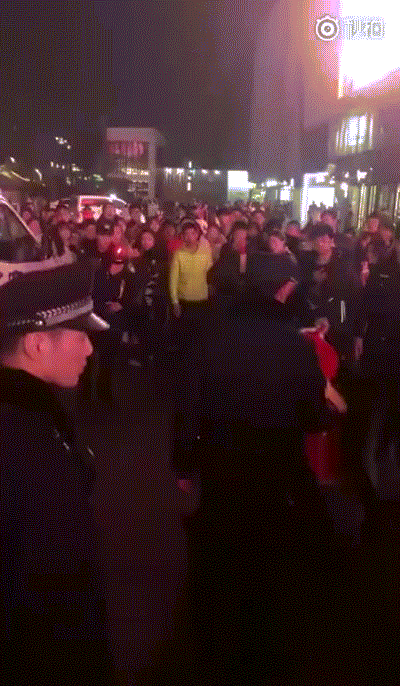 斗鱼主播张琪格被带走后续: 已回到酒店, 晒膝盖摔伤