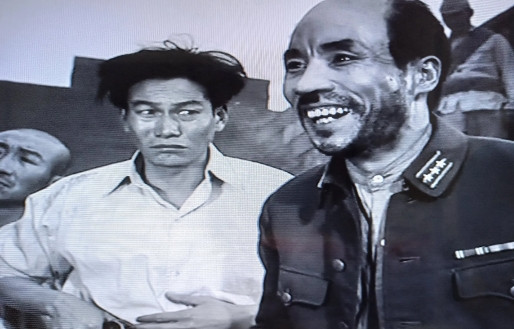 这是电影《小兵张嘎》中的镜头。前排右边大家都认识，是专演反派的老演员葛存壮。左边