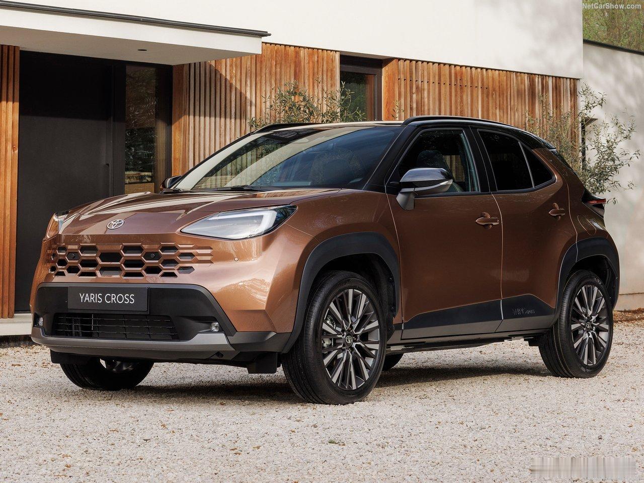 丰田YarisCross进行了一次小改款，新中网、新头灯增加了一些新鲜感，车内