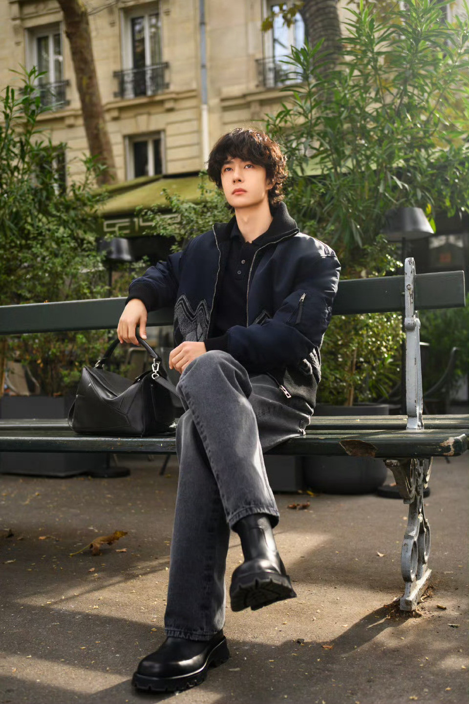Loewe全球代言人王一博登场，身穿26早春超季系列带来时髦新look💚💚?