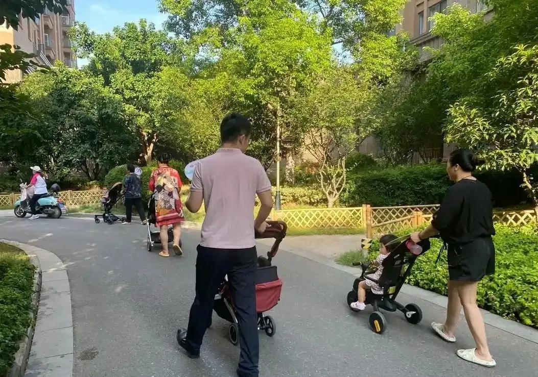 小区里几个人在闲聊，其中一个宝妈说：“我没有婆婆，没有人帮我看孩子，两个孩子都是