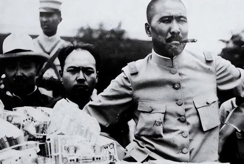 1920年海参崴，张宗昌和俄国武官推牌九，几局下来对方输得精光。张宗昌盯着武官身