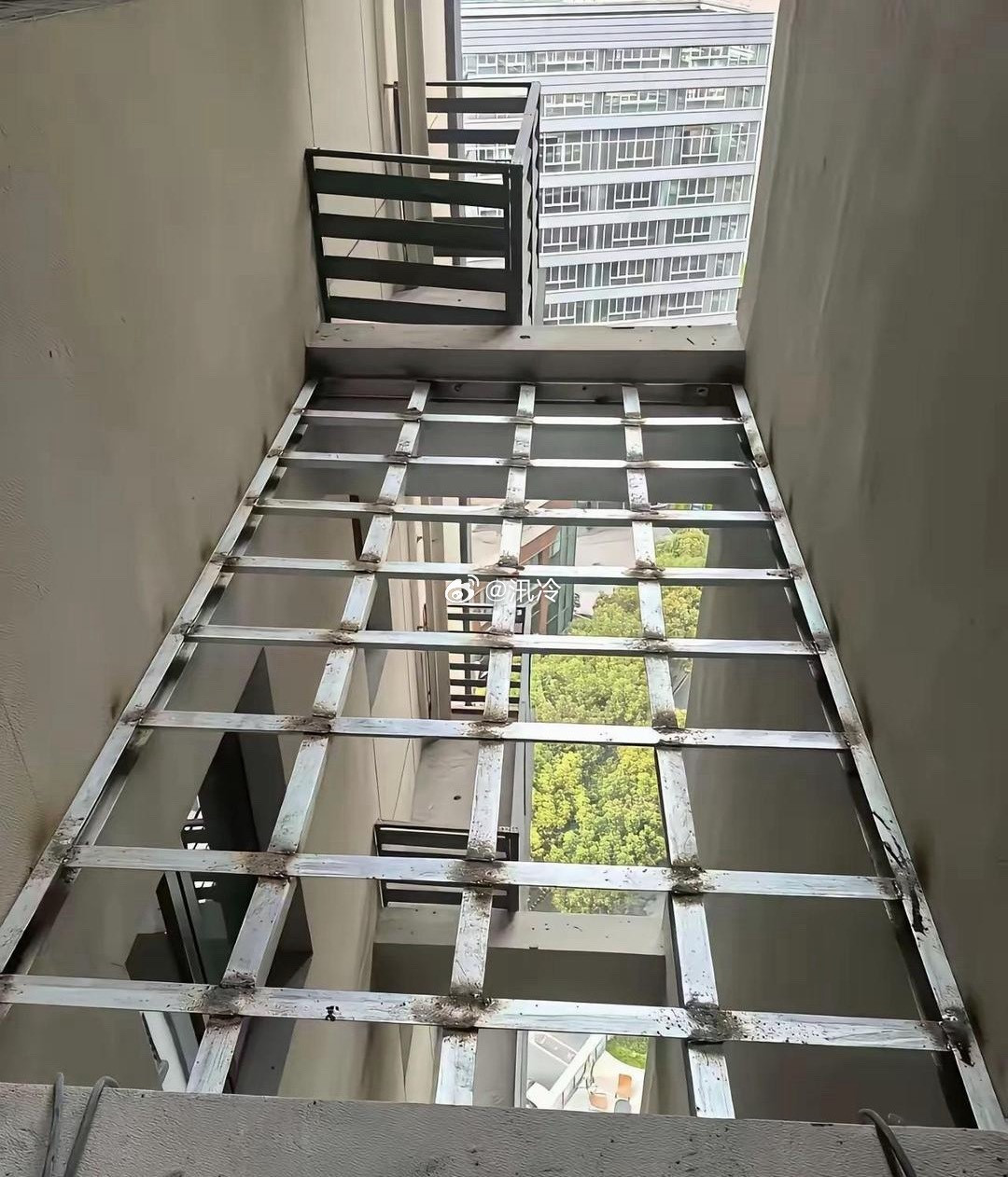 小区物业一点也不管事的吗这也允许？