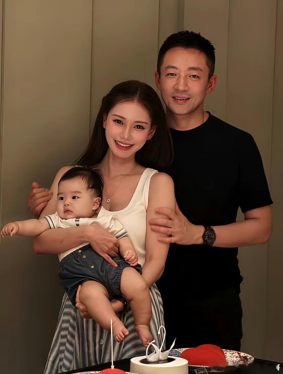 汪小菲为老婆马筱梅庆祝34岁生日，一家三口同框。马筱梅抱着4个月大的儿子汪宝，小