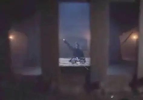 《长安二十四计》萧武阳被铁秣王关押，一只手被铁链吊起来，另一只被砍了只剩下空荡荡