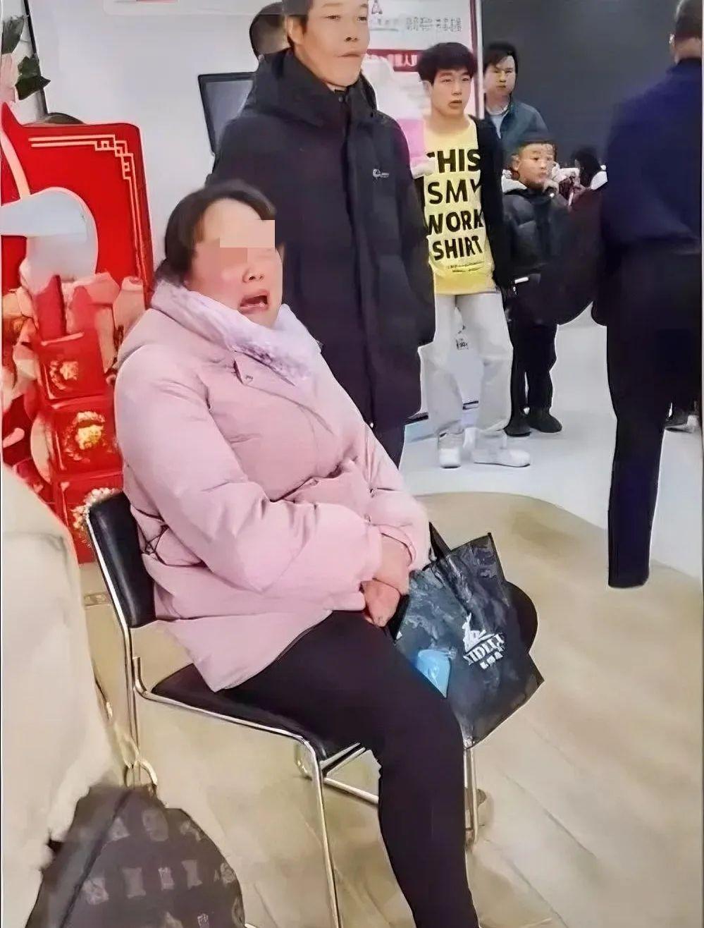 陕西咸阳，一女子手握1000万存款。某银行负责人郑某因存款任务未完成，求女子帮忙