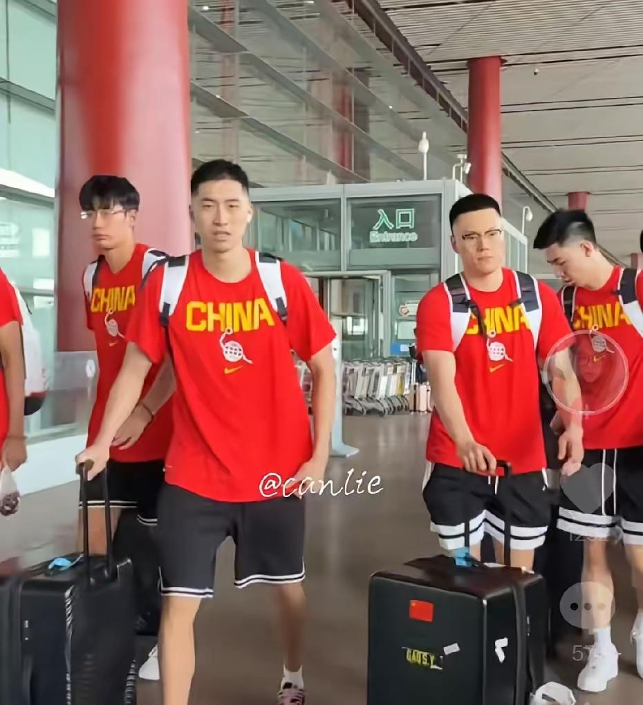 中国男篮队员备受关注，大批球迷提前到达机场等候，前来接机。前来的队员并不是只有