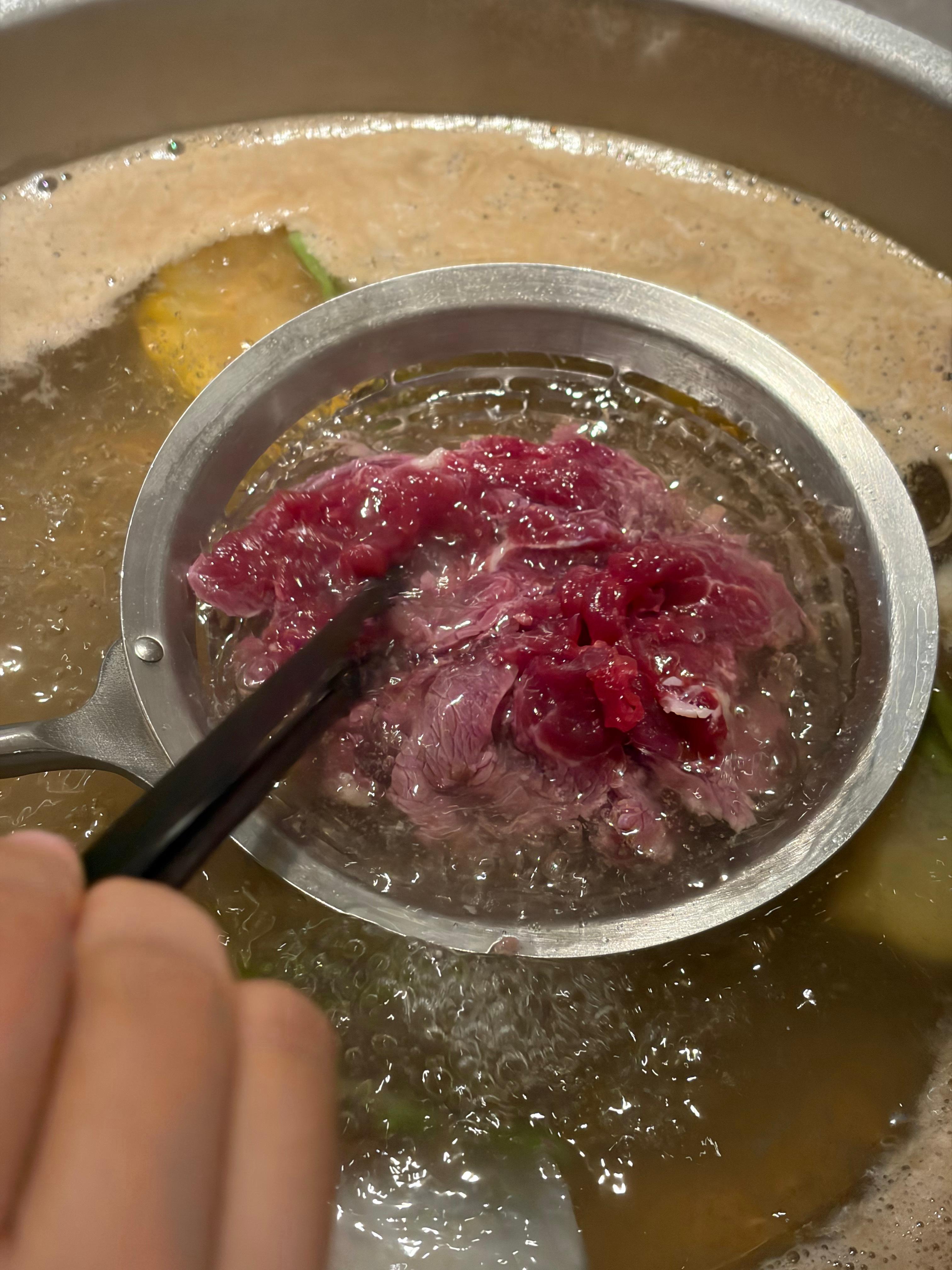 潮汕牛肉火锅真是个好东西，又好吃又营养又干净还特别健康最近美丽在减脂，教练就跟她