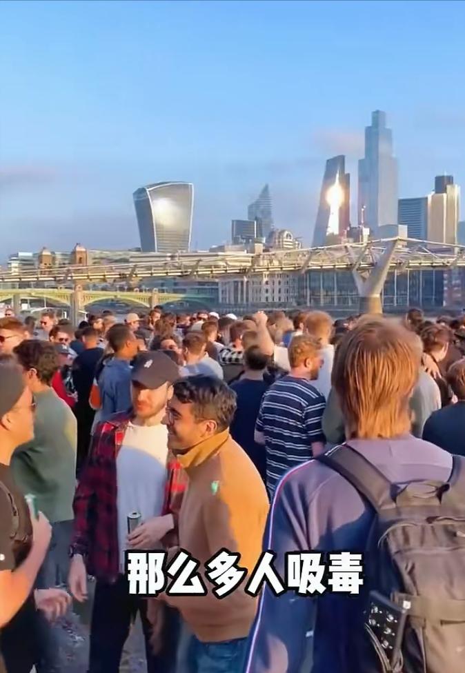 真是现世报！当年英国人把鸦片带入中国残害中国人的悲剧正在反噬英国。现在英国底层普