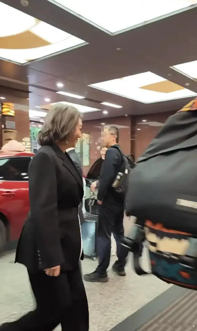 58岁江珊露面，150斤身材穿西装腚大腰圆，但脸显年轻几乎没皱纹