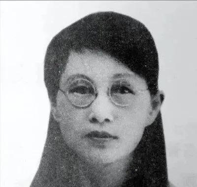 1909年，16岁的白薇与婆婆吵嘴，丈夫居然抡起凳子砸在她背上，婆婆见她倒下，扑