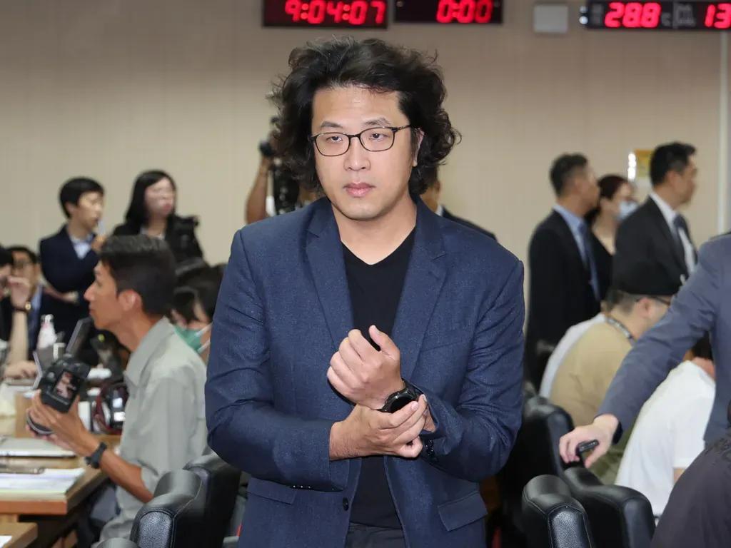 沈伯洋够狠的！连自己的母亲死了都要搞成一种政治操作，竟然在灵堂外贴著“婉辞国民党