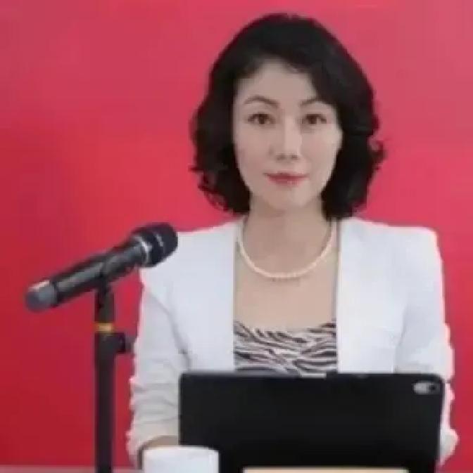 中国最贵的女秘书，年薪849万，虽已年近50岁了，还像个少女。这位女秘书就是朱旭
