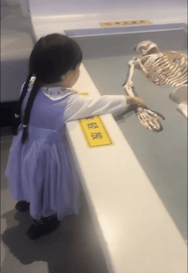 姑娘胆子真大，骨头敢直接拿起来！