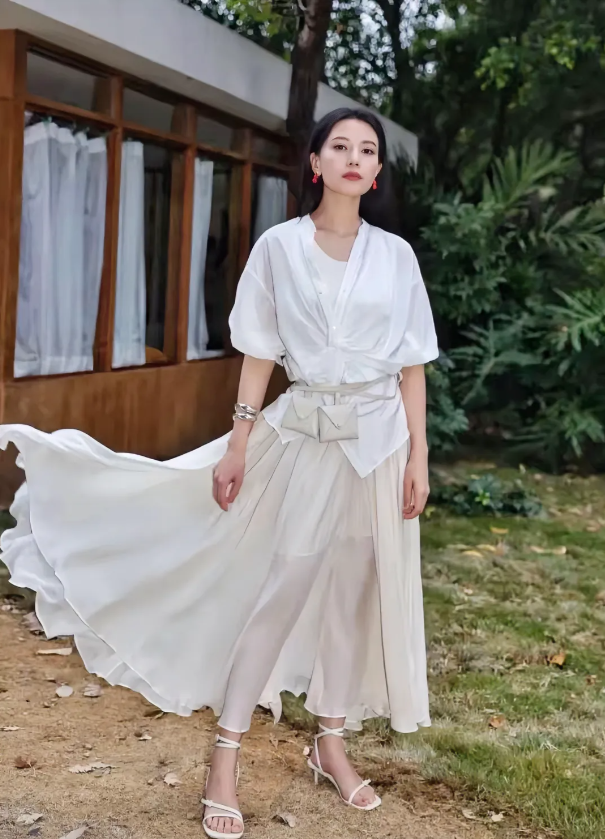 高圆圆，165cm，白色长裙好美，就是腰上的两个小包又丑又多余的，你们看看是不是