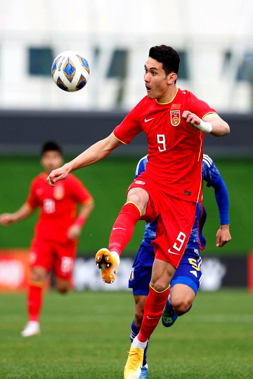 王钰栋踢得挺累，拜合拉木像根高桩，能顶球，却拿不住球。三场下来，他0进球