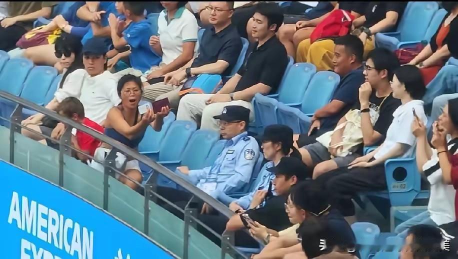 谁能想到2024上海网球大师赛看台，有人闹得这么离谱9月底到10月中，旗忠