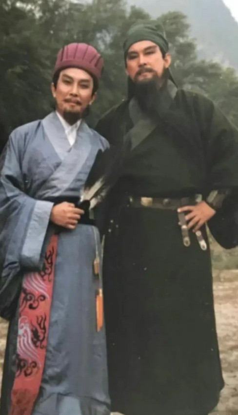 一米八的孔明在关二爷面前也变得小鸟依人。将军和军师对比，唐国强身高178，陆树铭