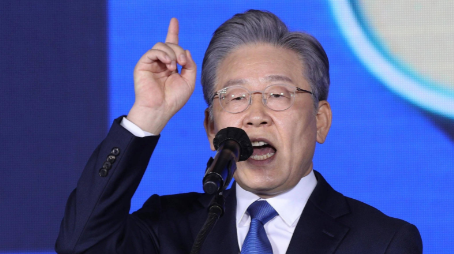 李在明在美国对华“摊牌”，不到三天，北京就用一份阅兵名单，把他打回了原形！他以