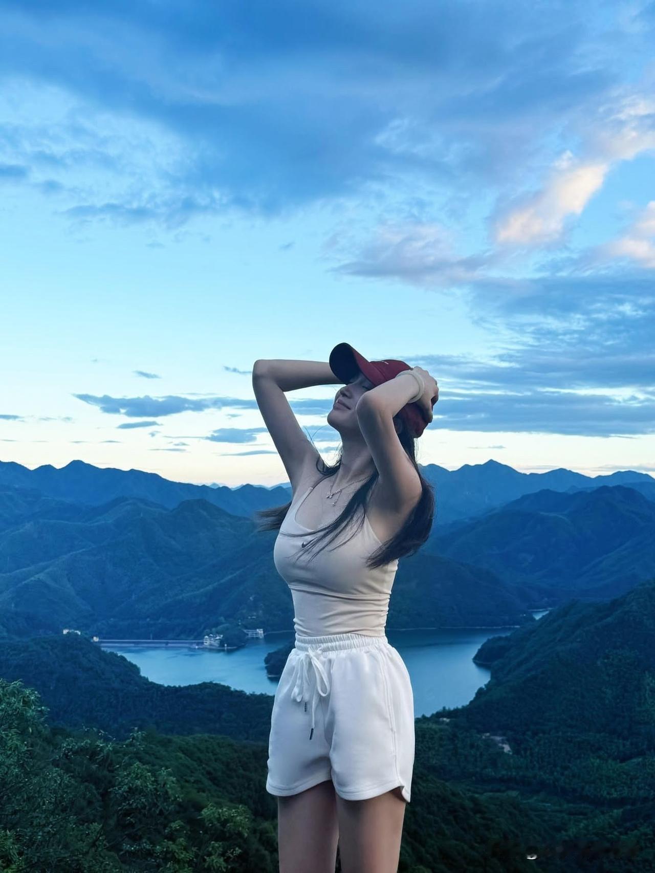 山巅意境张开手臂时，风是唯一的拥抱，山是最宽的背景板。站在云的低处，把心事都卸给