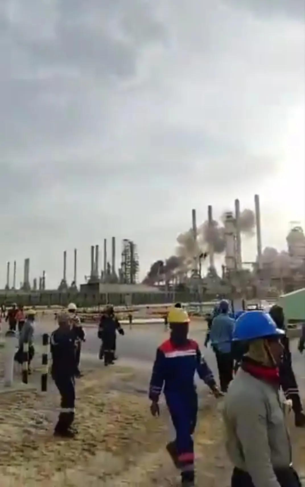 伊朗政府证实，伊朗伊斯兰革命卫队向阿联酋富查伊拉石油码头发射了导弹和无人机，作为