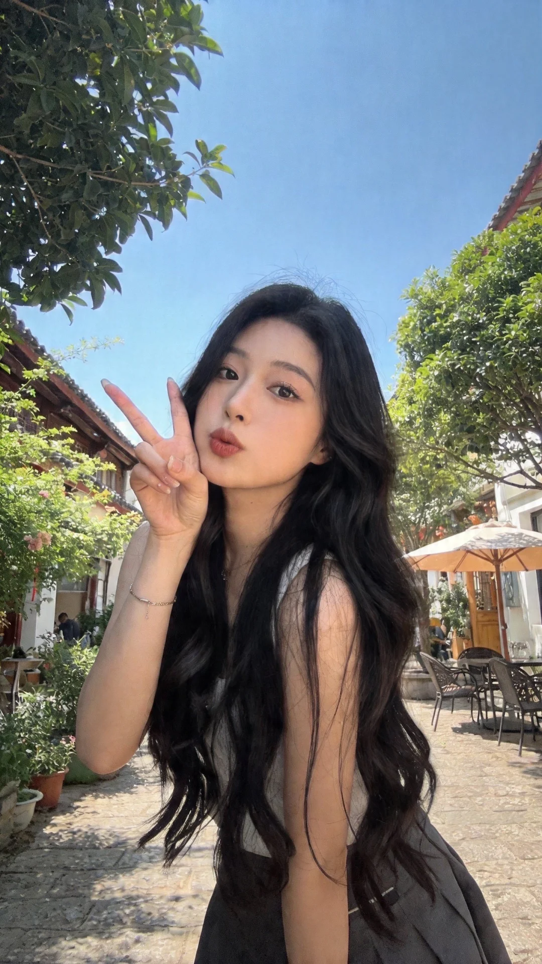 一位长发飘飘模样可爱的女生，构图随意却尽显生活中的绚丽日常，人像摄影...