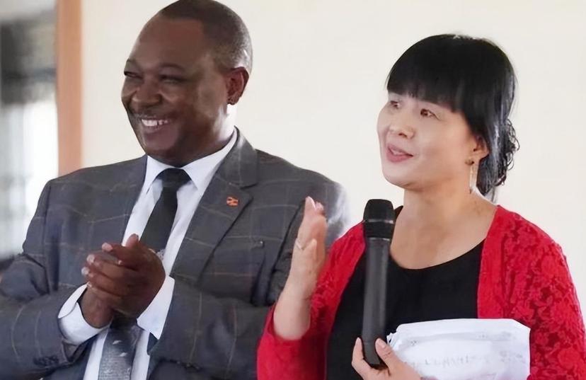 1996年，母亲以死相逼，父亲一夜之间白了头，依然没能阻止清华才女王丽红远嫁非洲