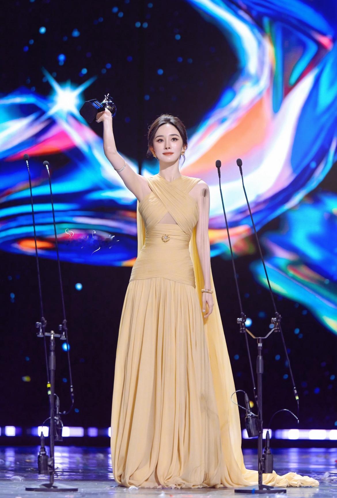 谁能想到啊！39岁杨幂一条黄裙子直接炸了热搜！爱奇艺尖叫之夜一出场，全场目光