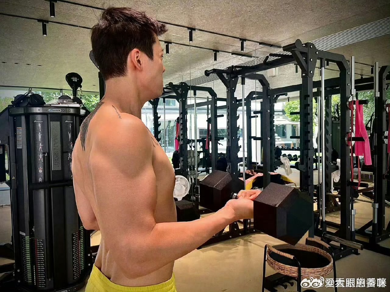 陈伟霆曾舜晞九门半裸泡澡张启山吴老狗泡澡对视张力爆棚！追查失踪部队时暗藏阴谋，隔