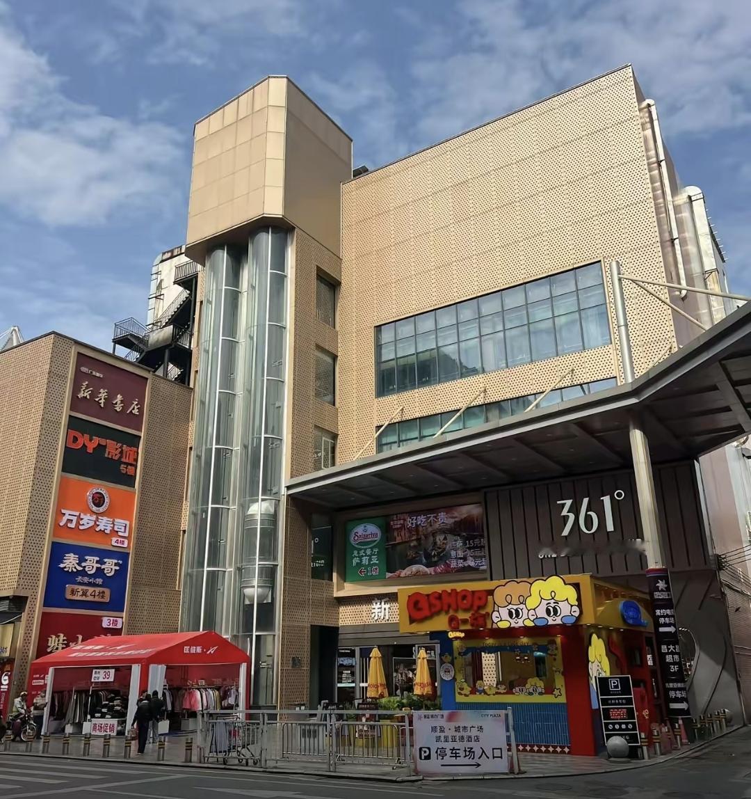 我去年嫁了个老实人，他确实特别实在。上班拿8000块钱全给我管，自己连顿火锅都不