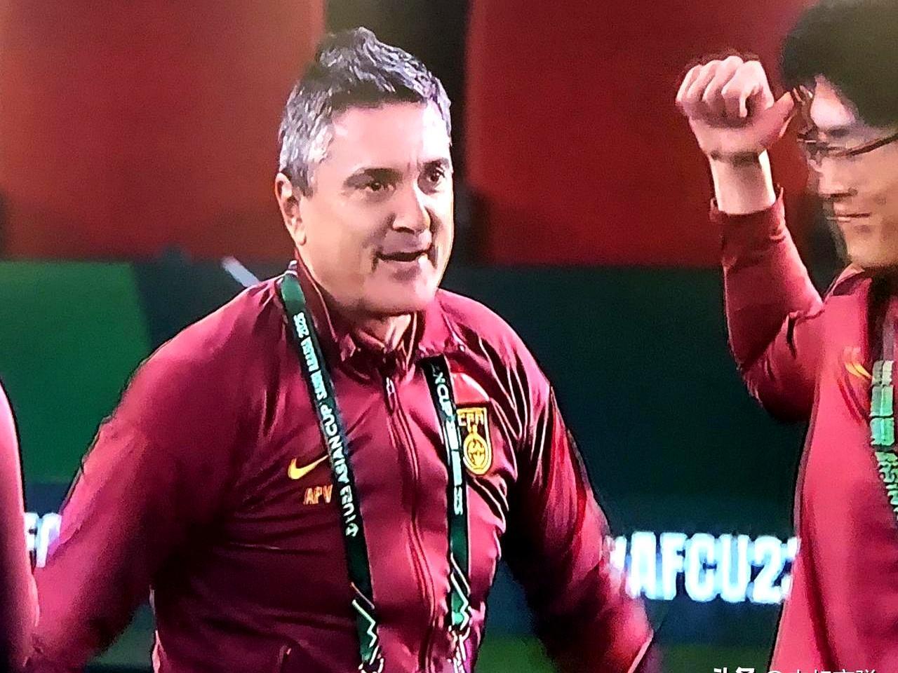 决赛前夜，心跳1803:0越南那场，我在凌晨三点被邻居吼醒。五场零失球，吉