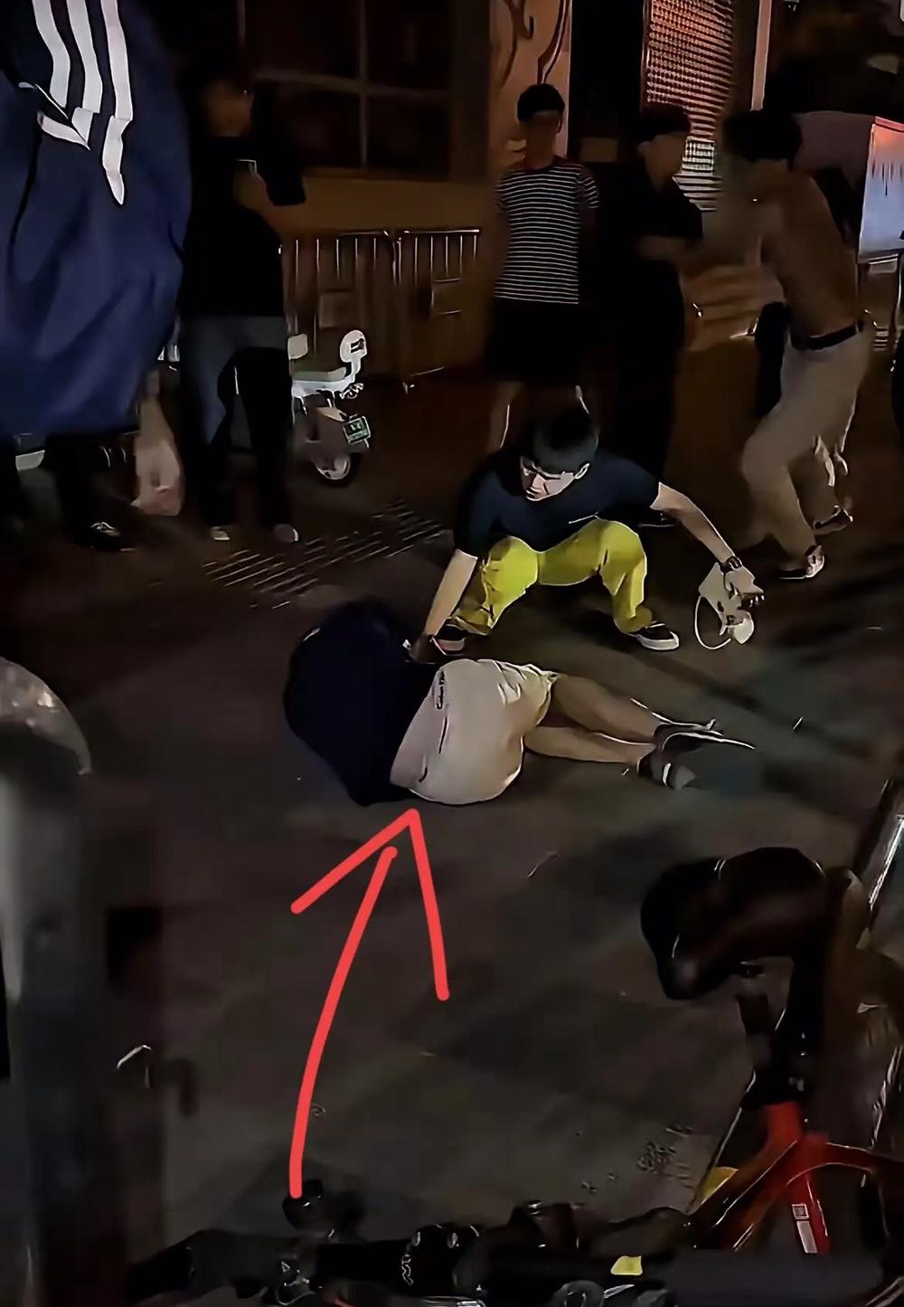 躺在地上的这位，就是来自哈萨克斯坦的留学生，目前就读于徐州师范大学，而且是一位大