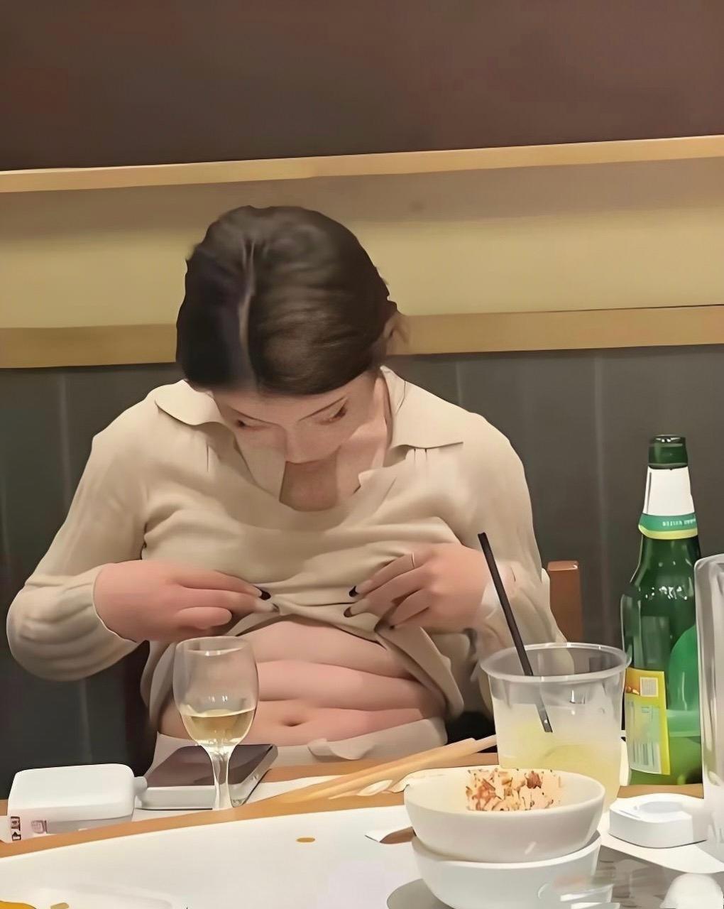 我的同事给我秀的六块腹肌！