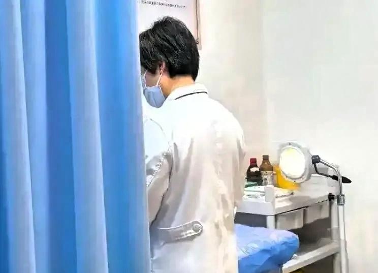 “万万没想到！”5月1日报道，浙江宁波，一女子因为有痔疮，排便后总觉得擦不干净，