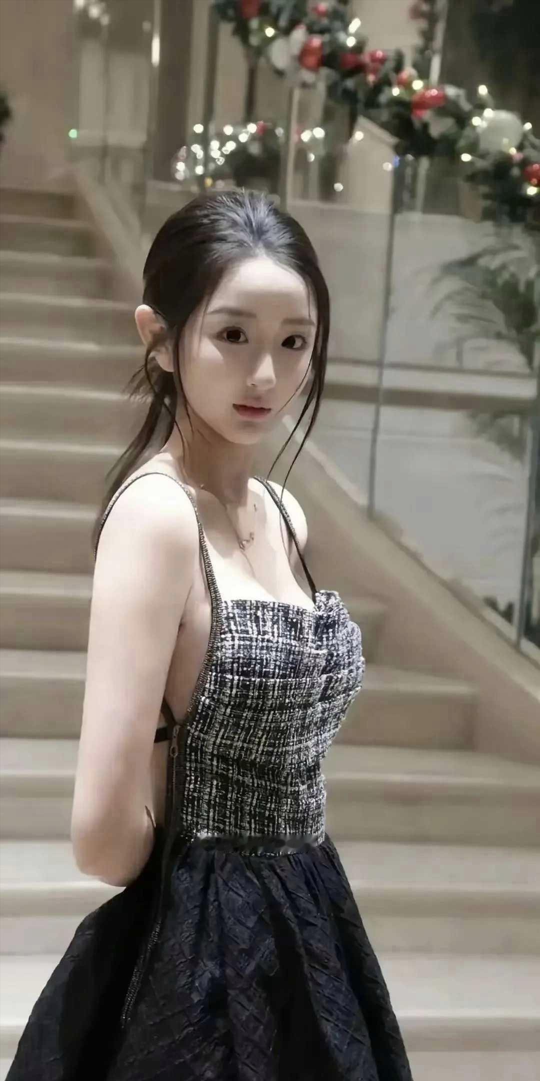 感觉年纪不大，回眸一笑就是多少人的白月光啊。